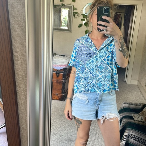 Rose & Olive Vibrant Blue Bohemian Paisley Button Down Crop Blouse - Picture 2 of 12